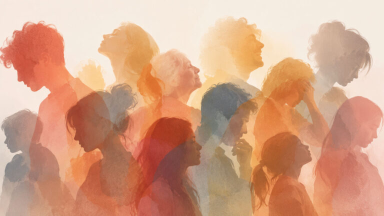 Volti di persone di età diverse, con espressioni emotive differenti, sovrapposti in trasparenza nei toni caldi dell'arancio e del corallo.